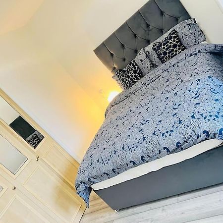 Superb 2 Bedroom Apartment With Free Parking Единбург Екстер'єр фото